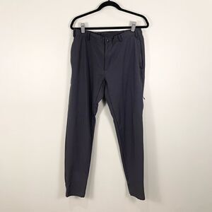 Mack Weldon dark grey athletic men’s joggers with zipper pockets size large